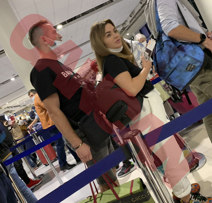Carmen de la Sălciua și iubitul, în aeroport