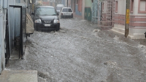 Circulaţie rutieră oprită sau îngreunată pe mai multe drumuri naţionale, în urma ploilor puternice. Care sunt zonele afectate și ce vești au meteorologii