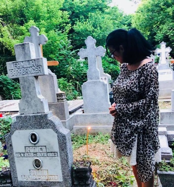 Ozana Barabancea, la mormântul părinților ei, Rodica și Ovidiu