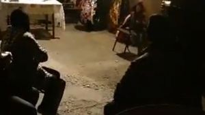 Ce se întâmplă în România, în plină stare de urgență. Priveghi cu multe persoane și lăutari, transmis live. FOTO