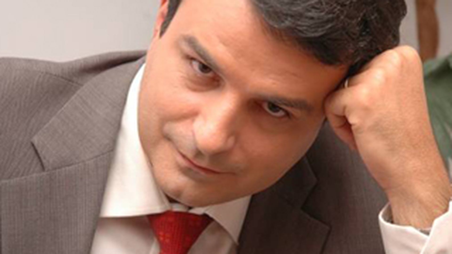 Lucian Mindruta se simte ofensat din cauza dedicatiilor pe care le primeste pe net!