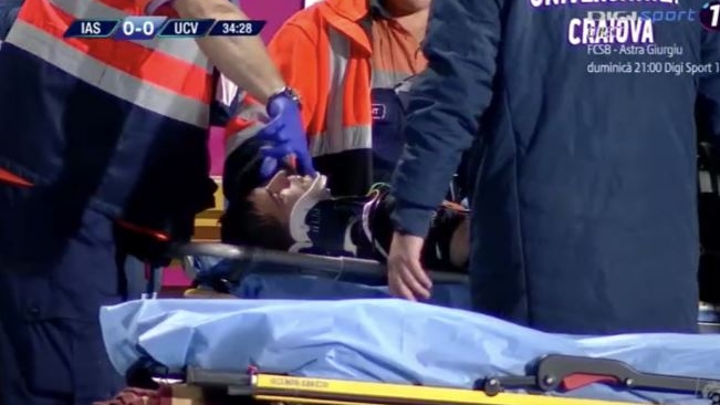 Groază pe stadionul din Iași! Mihăilă, inconștient pe gazon, Martici se roagă pentru viața lui! VIDEO