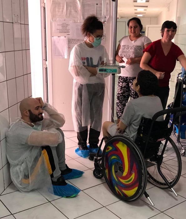 Codin Maticiuc și Mihai Bendeac au vizitat copiii bolnavi de cancer dintr-un spital: „De la doi păcătoși, acum, în Săptămâna Mare transmitem sănătate”