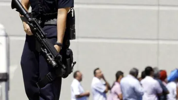 Alertă în Paris! Un bărbat înarmat a luat patru ostatici în interiorul unui magazin