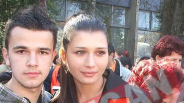 Elena Basescu a probat inelul Carlei Bruni