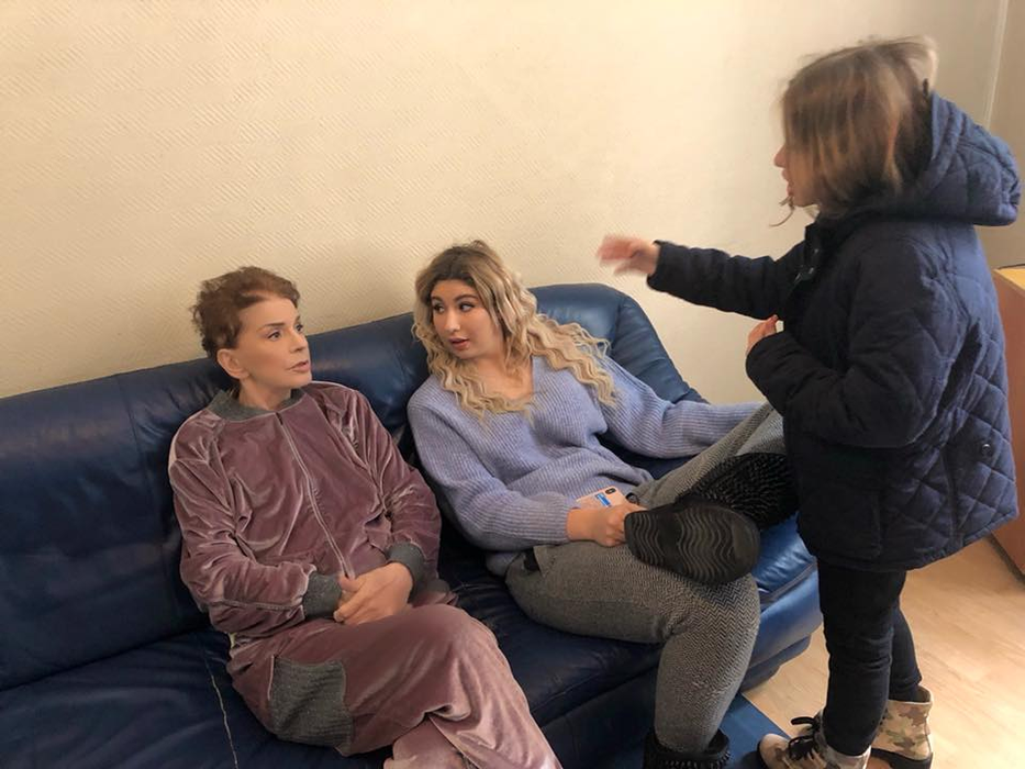 Ionela Prodan a deschis ochii și a vorbit cu fiicele ei: „Faptul că a reacționat reprezintă o minune!” Cântăreața este în continuare în stare critică