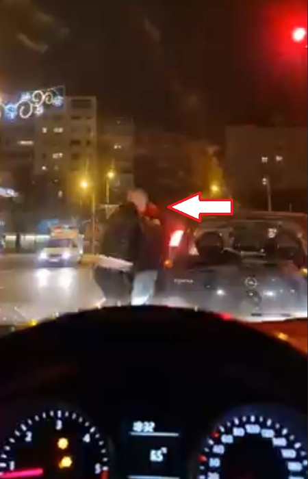 Doi șoferi din Iași s-au bătut în trafic ca-n ringul de box. Imaginile violente au fost filmate de un martor | FOTO