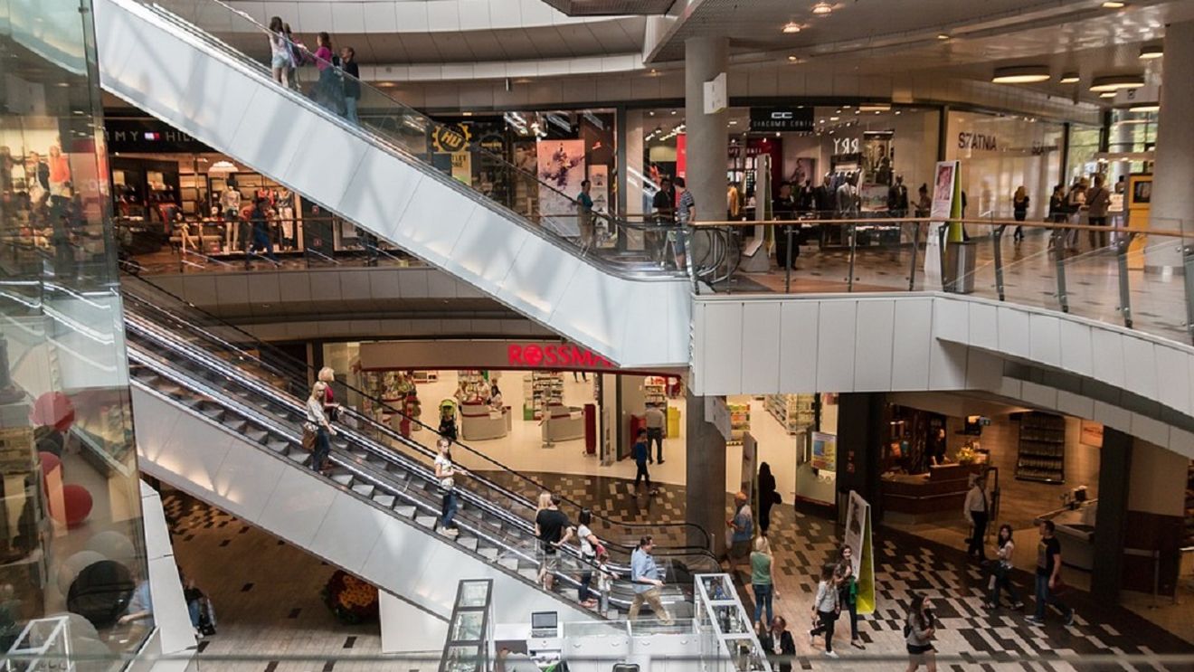 Caz șocant într-un mall din Paris. Un bărbat s-a sinucis în fața oamenilor