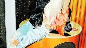 Martin se impaca bine cu rolul de victima. Fiul lui Vladimir Cohn a venit cu gatul taiat la o petrecere!