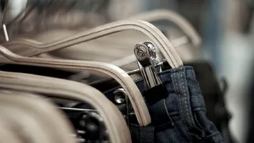 Arta de a fura din mall! Infolia in aluminiu hainele, iar alarma nu se declansa!