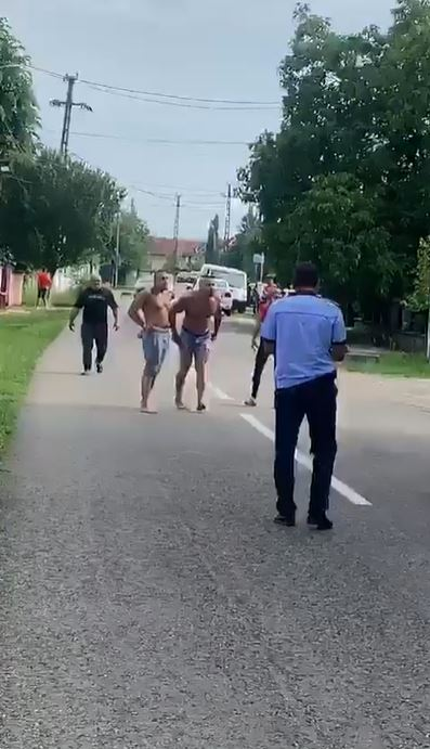 Scene șocante între polițiști și mai mulți bărbați în județul Gorj! Agenții au scos armele și au fost înjurați de scandalagii: “Vrei să te bat cu pistolul în mână?”