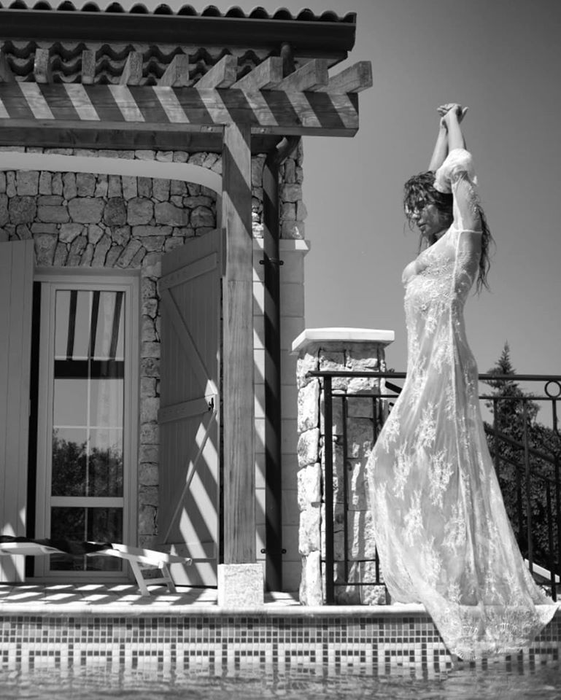 Anna Lesko, fotografiată complet goală în piscină! Doar o rochie transparentă îi acoperea corpul înainte să intre în apă