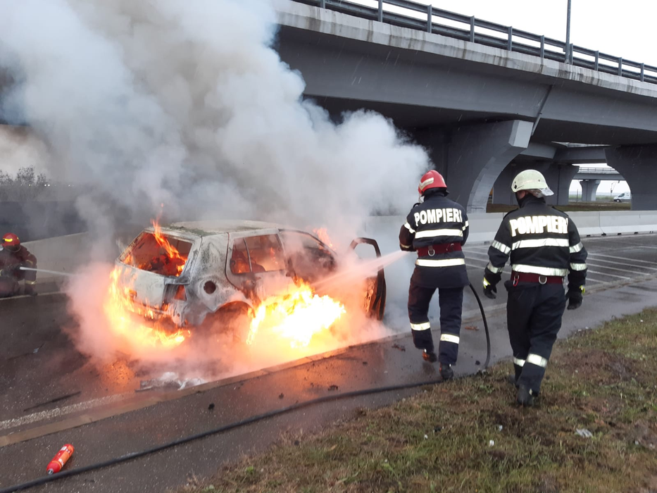 Imagini cu impact emotional. O mașină a izbucnit în flăcări în Ploiești, șoferul s-a salvat  în ultimul moment