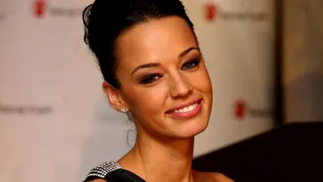 GAFA SECOLULUI pentru Andreea Raicu! Detaliul rusinos din aceasta poza. Fanii au ras in hohote cand au vazut-o