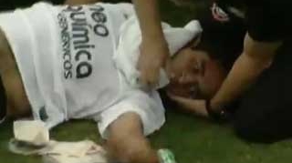 VIDEO SOCANT! Un fotbalist intra in convulsii dupa o accidentare grava!