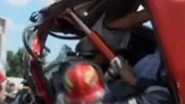 VIDEO Copil de 11 ani captiv in cabina unei basculante strivite de 10 tone de beton!