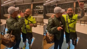 Imaginile momentului: Dani Mocanu și actorul Jean-Claude Van Damme, față-n față! Manelistul i-a făcut o dedicație live în holul unui hotel. FOTO & VIDEO