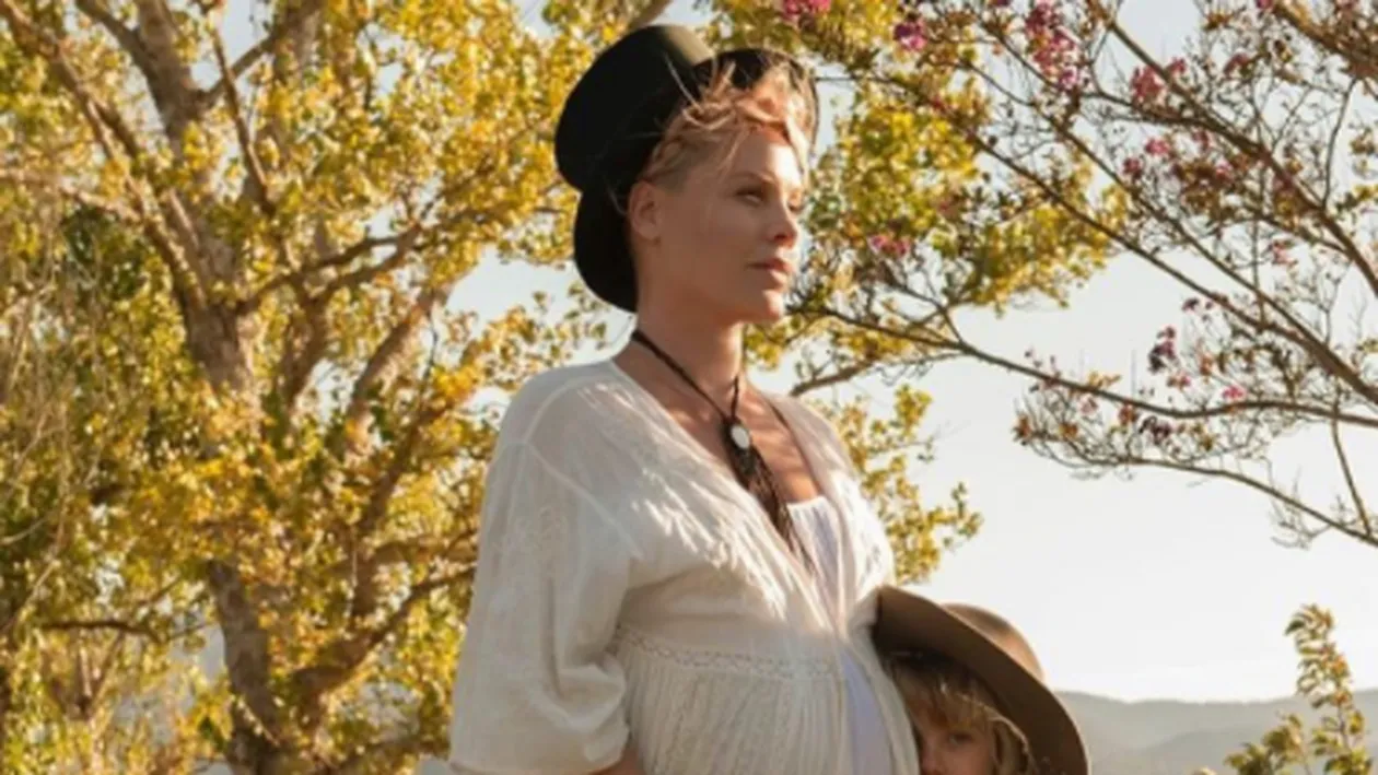 PINK a pozat nud în ultimul trimestru de sarcină! Uite ce burtică mare are