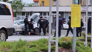 Bătaie cu săbii între două clanuri din Baia Mare! Totul s-a întâmplat în fața unui supermarket
