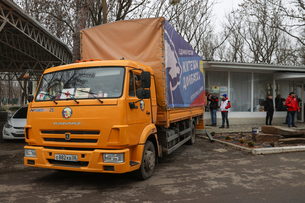 Ajutorul umanitar pentru civilii evacuați din Donbass și cazați temporar la centrul sportiv și de recreere Romashka. (Sursa foto: profimedia.ro)