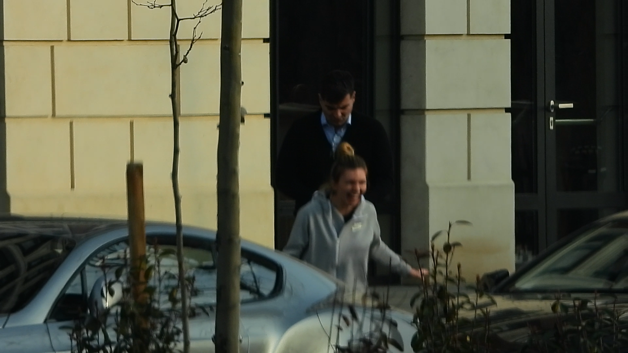Simona și Toni râd cu poftă împreună și par să se țină de șotii