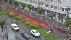 Un bulevard din Slatina a devenit... roşu. O substanţă necunoscută a fost împrăştiată pe șosea