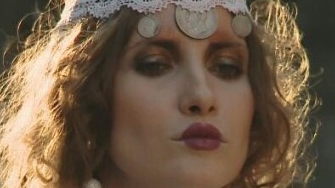 Conflict mocnit intre fashionistele Iulia Albu si Carmen Negoita. Se evita si refuza sa se salute, la evenimente