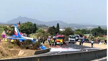 Un avion a ratat pista şi a ajuns pe şosea. Pilotul a suferit răni ușoare