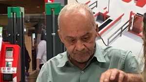 Povestea unui bătrân bolnav din Iași, care mănâncă resturile de la un fast food. Cei care îl cunosc au făcut un apel pe Facebook: „Nu are niciun ajutor!”