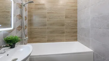De ce miroase urât în baie chiar dacă e curată. Greșelile frecvente care creează mirosuri neplăcute