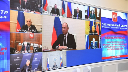 Imagini incredibile. Vladimir Putin s-a plictisit de coronavirus. Cea mai mare vulnerabilitate a liderului rus, descoperită de abia acum