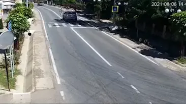 Imagini șocante! O bătrână a fost spulberată pe trecerea de pietoni de o tânără cu un BMW în județul Suceava