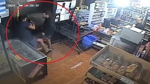 Scandal într-un magazin din Costineşti. Unul dintre angajaţi a fost agresat de un client