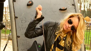 Laura Cosoi poarta cu mandrie acesti pantofi! Tu ti-ai cumpara asa ceva?