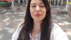OANA ROMAN slăbeşte şi nu se mai opreşte! A purtat o rochie roşie, iar toţi ochii au fost aţinţi spre abdomenul vedetei