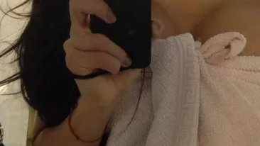 Inna, Ruby sau Antonia, abia ieşită de la duş? Cine e vedeta sexy pe care abia mai stă agăţat prosopul?