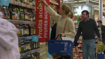 Crina Abrudan stie reteta pentru o cina romantica! A ales cu grija toate produsele din rafturi, mai ceva ca o gospodina!