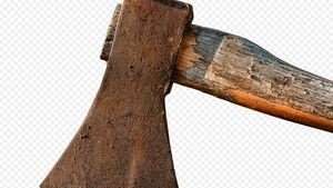 Și-a prins iubita cu amantul în pat și l-a bătut cu o coadă de topor până l-a lăsat într-o baltă de sânge! Scandalul a avut loc la Iași