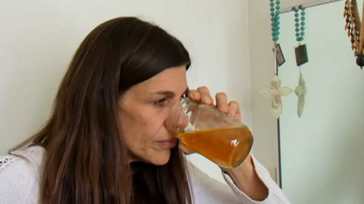 Dupa ce afla ce bea, niciun barbat nu mai vrea sa o sarute! Ea este cea mai scarboasa femeie de pe planeta. Are gust de sampanie