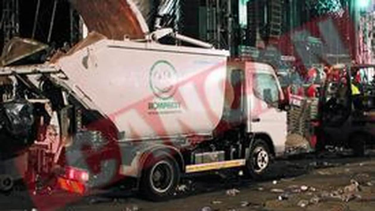 Spectatorii au lasat in urma lor 30 de tone de gunoi