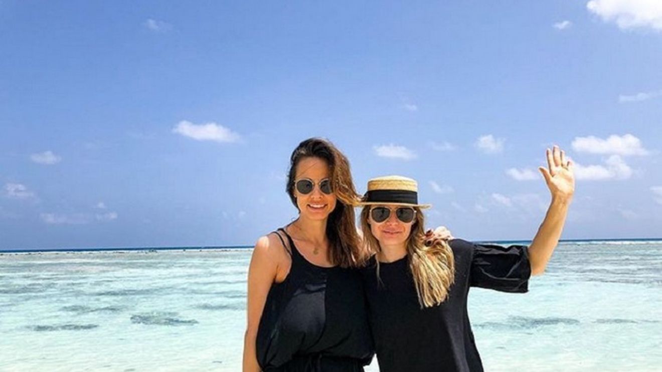 Laura Cosoi şi-a etalat burtica de gravidă într-un costum de baie sexy: "Se mişcă mult fetiţa". Ea şi Andreea Raicu s-au pozat nemachiate şi cu părul necoafat