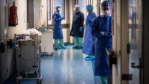 Telenovelă țigănească în Vaslui! O fată de 12 ani, cu copil de 4 luni, a fost răpită din spital de clanul care a cumpărat-o