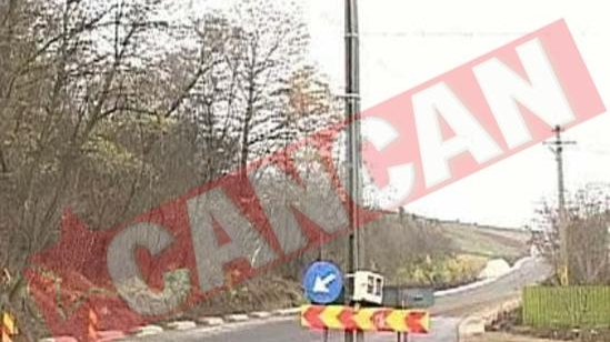 Ca la noi! Stalp de electricitate IN MIJLOCUL SOSELEI!