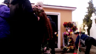 Minunea din Giulesti. Imagini uluitoare din timpul unui maraton de pupat moaste in capela unui preot care nu a mai putrezit!