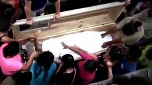 A auzit-o ţipând în cavou, aşa că a dezgropat-o pe iubita lui, la o zi după înmormântare! E şocant ce a urmat