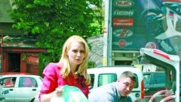 Daciana Sarbu isi duce gunoiul cu portbagajul