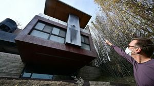 Din ce este făcută casa care nu a ars în incendiile din Los Angeles. Ce au pus arhitecții pe pereți