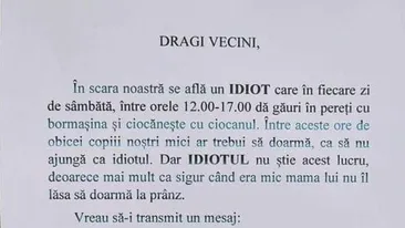 Ce afiş a lipit un bărbat la intrarea în scară. Mesajul a devenit viral!