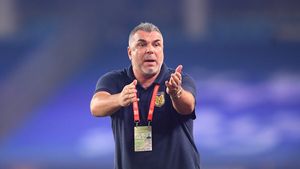Ce afaceri are Cosmin Olăroiu. Vrea să dea un tun și lângă Obor!