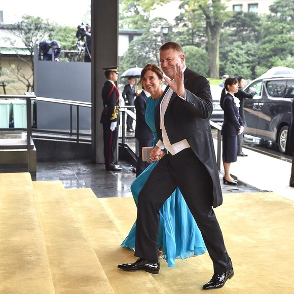 Carmen și Klaus Iohannis au impresionat cu vestimentația la încoronarea Împăratului Naruhito! Cum s-au îmbrăcat cei doi